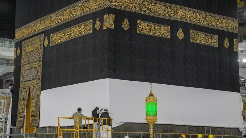  استعدادا لموسم الحج.. مشهد مهيب لـ لحظة رفع كسوة الكعبة | شاهد