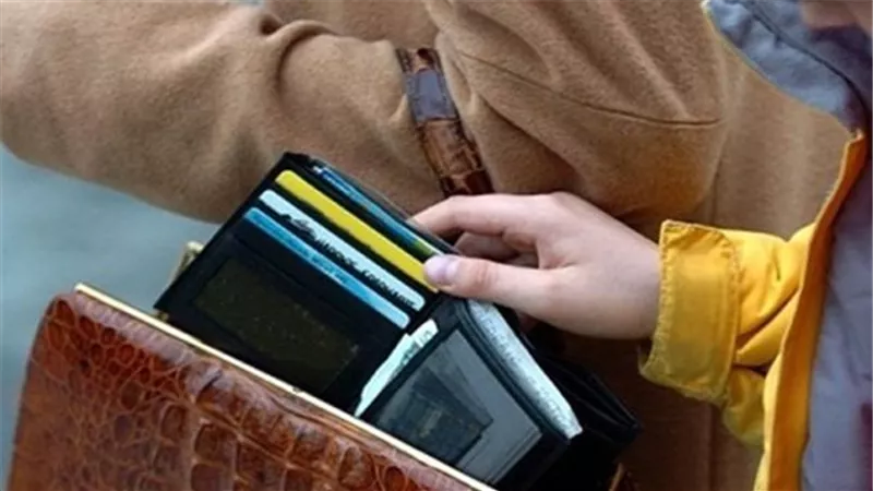 لو معاكي الفيزا بتاعته.. حكم أخذ المرأة مال زوجها دون استئذانه
