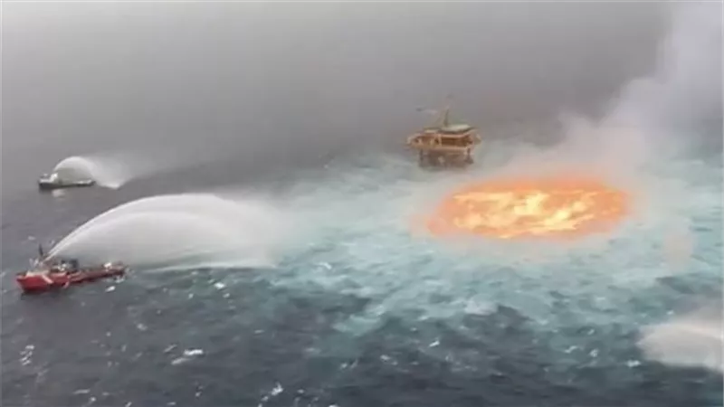 بقعة الجحيم.. النيران تشتعل في نصف مياه المحيط 