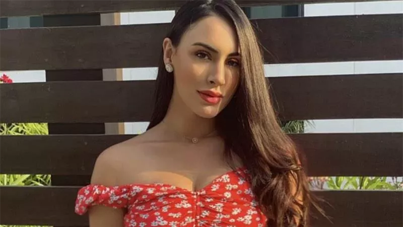  ركبت التريند بصورة مع محمد صلاح.. ما لا تعرفه عن النجمة دينا أوبال | شاهد