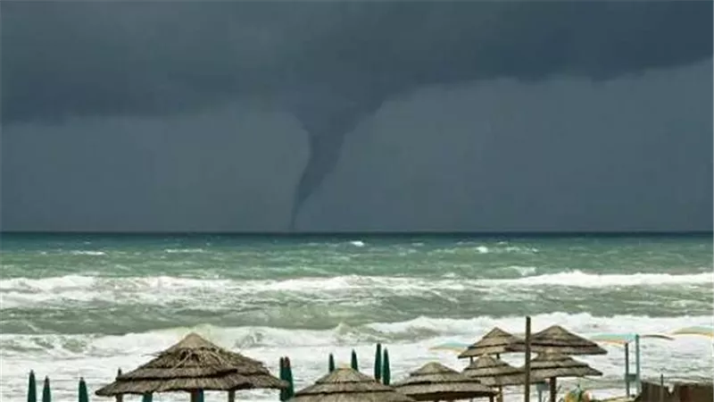 بعد بقعة النار في المحيط.. فيديو مرعب يرصد لحظة تكون دوامة فوق البحر | شاهد