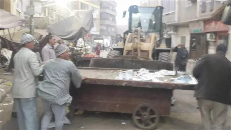 أقالت المسئول من منصبه.. غضب عارم بسبب تحطيم عربة خضار لبائع مسكين| شاهد