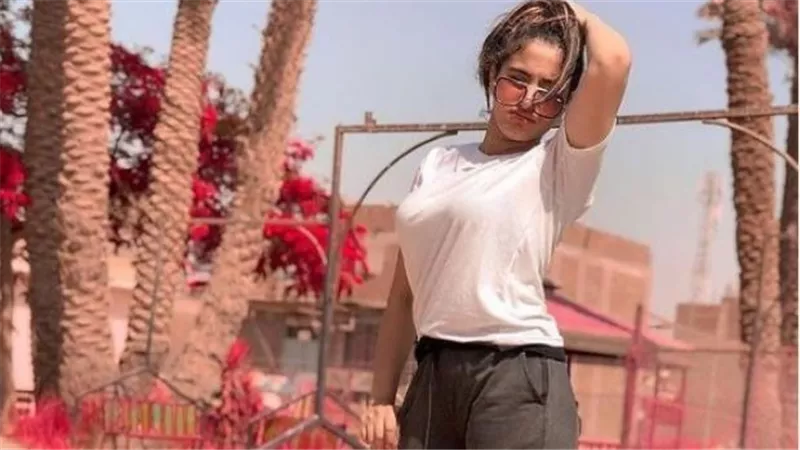 بتميل للعري والإباحية وبتدخن شيشة.. من هي فتاة التيك توك الجديدة موكا حجازي| شاهد