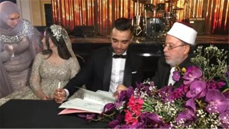 على أنغام مليونير مليونير.. وصلة رقص لـ أوباما وعروسته في حفل زفافه|شاهد
