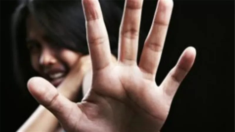 وضع يده على ظهرها كذا مرة.. رد صادم من موظف تحرش بطالبة على سلم مشاة 