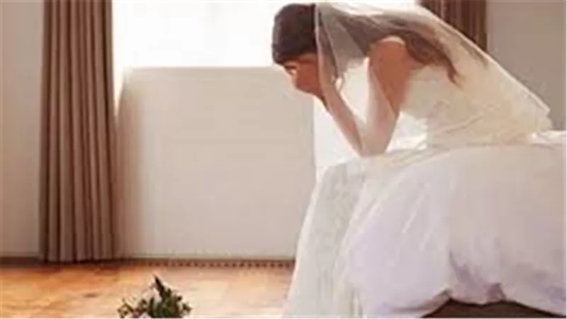  بعد قصة حب طويلة.. زوج يفاجئ زوجته بطلب صادم في شهر العسل 