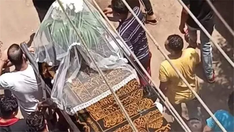 مشهد يبكى القلوب.. وفاة عروس وتشييع جنازتها بطرحة الزفاف| شاهد 
