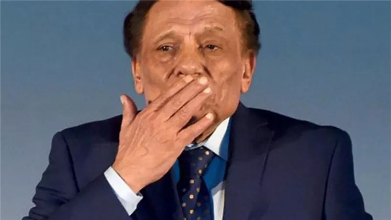 بلحية بيضاء.. تفاصيل الحالة الصحية لعادل إمام | شاهد 