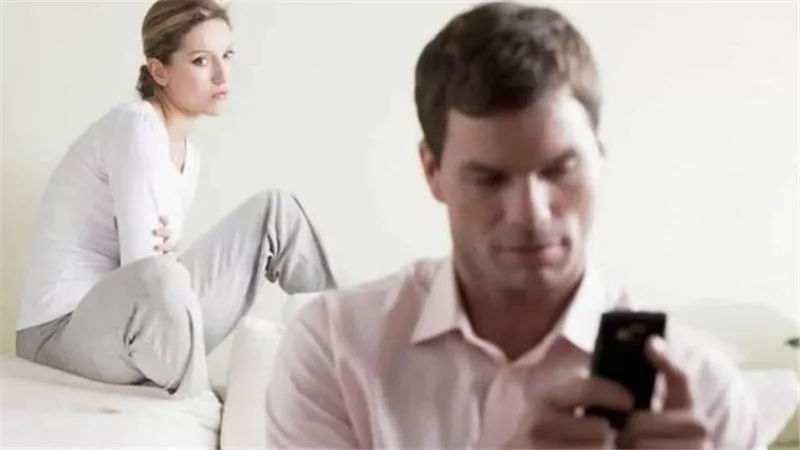 الإفتاء تحسم الجدل.. ما حكم تجسس أحد الزوجين على هاتف الآخر؟