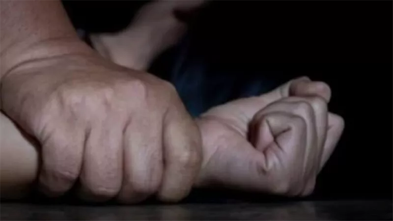 اغتصبها ابن عمها فقتلها والدها.. مأساة طفلة تهز المجتمع 