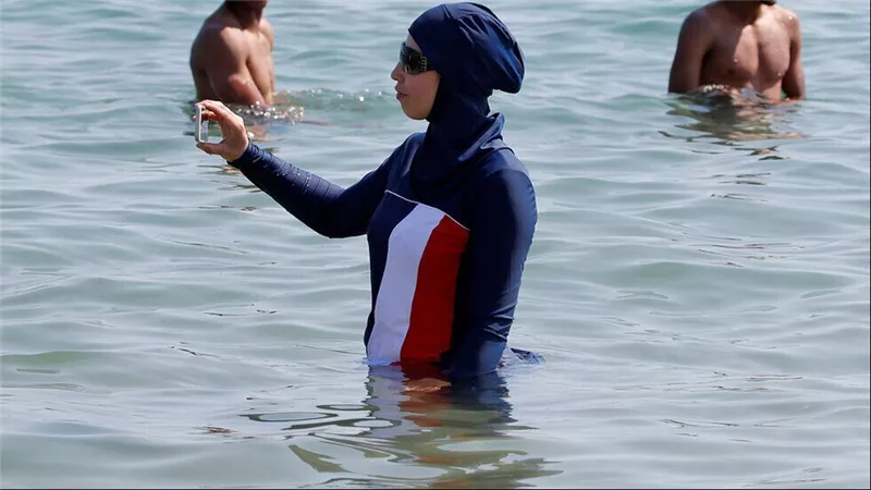 عالم بالأوقاف يحسم الجدل..حكم ارتداء المايوه الشرعي «البوركيني» | شاهد