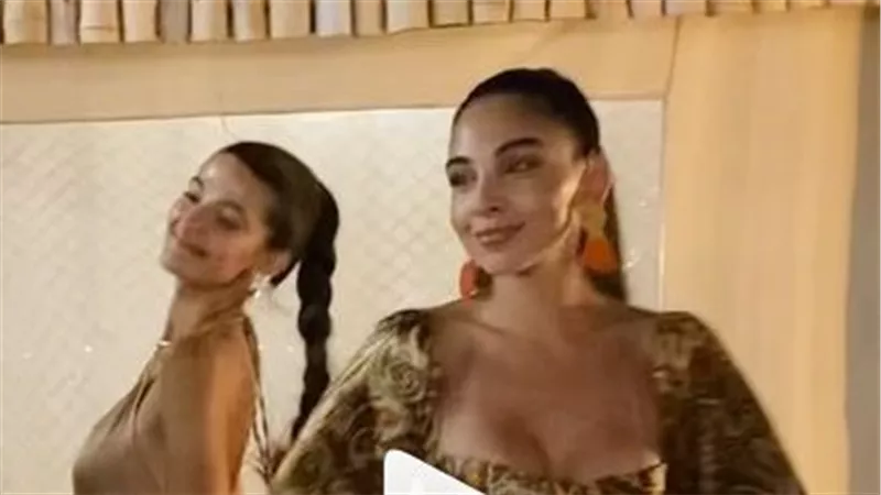 في حفل زفاف عمرو سلامة..وصلة رقص بين سلمى أبو ضيف وهدى المفتي | شاهد