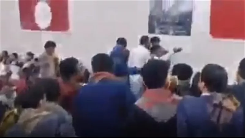 خطفت العريس بسبب الأغاني.. ميليشيا الحوثي تقتحم حفل زفاف وتطلق النار على المعازيم| شاهد 