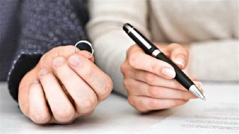 خطف أبنائها وحجزها في مصحة.. زوج يعتدي على زوجته بمساعدة 5 رجال بعد خلعه 