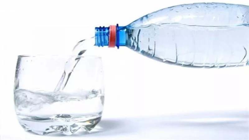 بها مادة شديدة الخطورة.. طبيب شهير يحذر من الشرب في هذه الزجاجات 