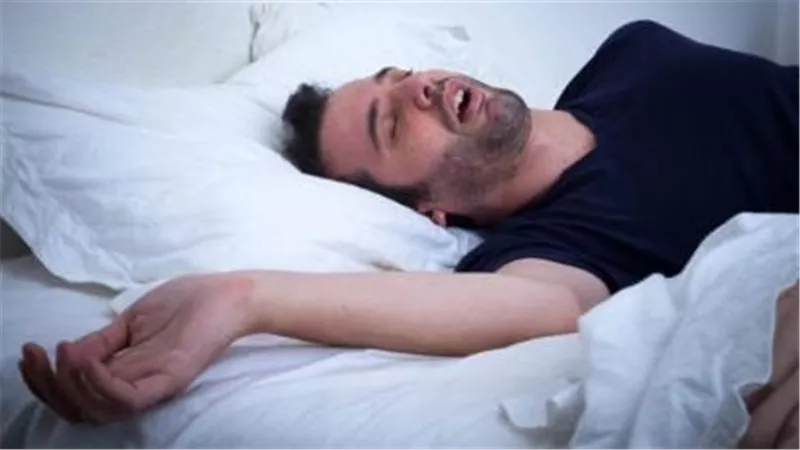 رجل بينام 300 يومًا في العام.. تعرف على حكايته وروتين حياته