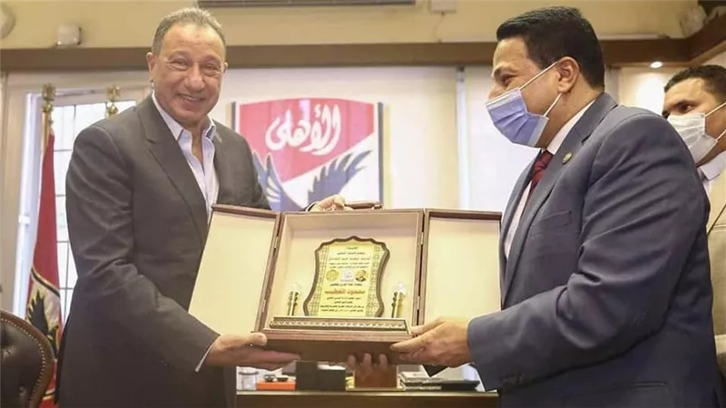 بالصور..كلية التجارة ببني سويف تكرم الكابتن محمود الخطيب رئيس النادي الأهلي لدوره الرياضي