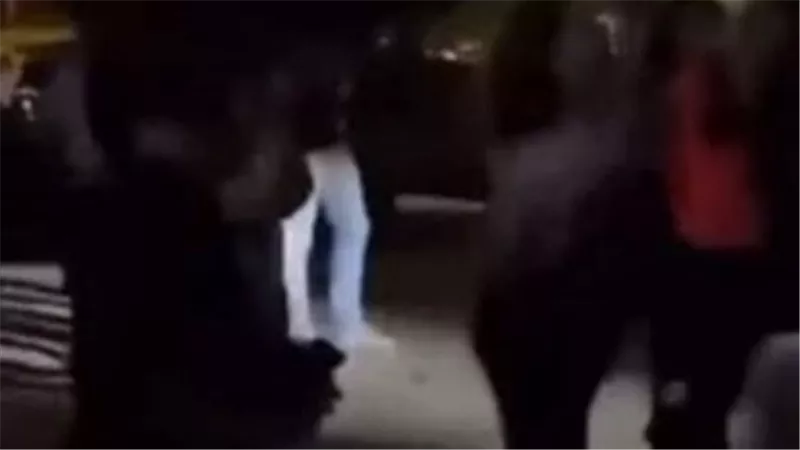 ركلات وشد الشعر.. مشاجرة عنيفة بين مجموعة من الفتيات تثير الغضب|فيديو