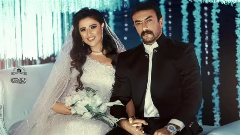 يعانقها.. آخر ظهور يجمع ياسمين عبدالعزيز وأحمد العوضي قبل دخولها المستشفى | شاهد 