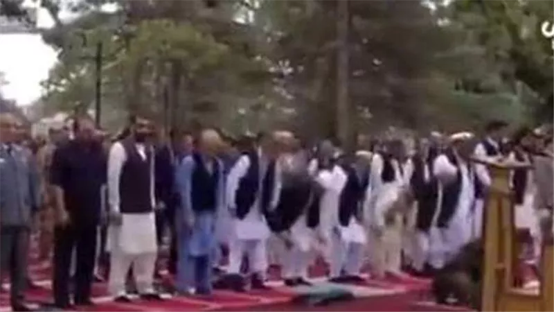 لحظة سقوط قذائف أثناء صلاة العيد.. ورد فعل غير متوقع من الرئيس الأفغاني | شاهد 