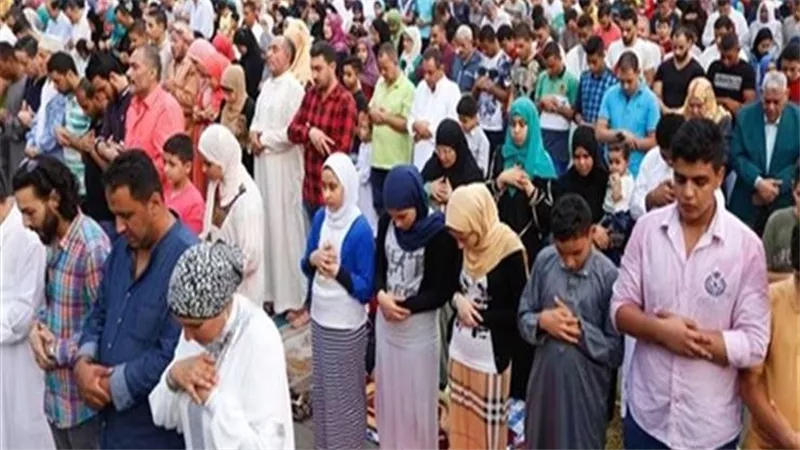 مشهد يستفز كثير من المسلمين.. ما حكم صلاة النساء بجانب الرجال في العيد؟