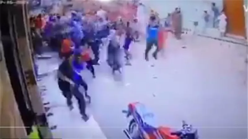 مش عارفين يمسكوه.. مواطنون يفرون من جمل يجري أثناء الذبح بطريقة كوميدية