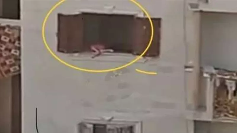  تركها أهلها وقت صلاة العيد.. تفاصيل سقوط طفلة من الطابق الثالث بالإسكندرية