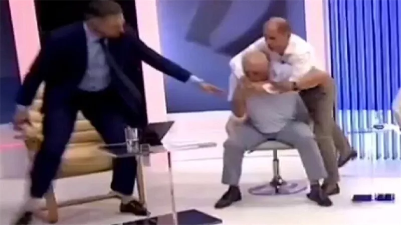ضربات قوية.. عراك عنيف بين مسؤولين على الهواء مباشرة يؤدي إلى الإغماء