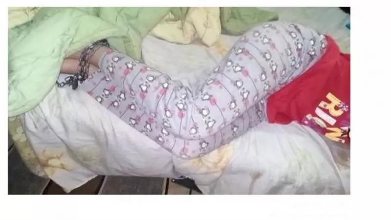 الأم تنهار من البكاء مشوفتهاش من 20 سنة.. فيديو متداول لفتاة مقيدة في سرير بالجنزير| شاهد 