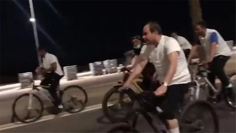 بتذاكري وتاكلي كويس ولا لأ.. السيسي يداعب طفلة خلال حديثه مع والدها| شاهد 
