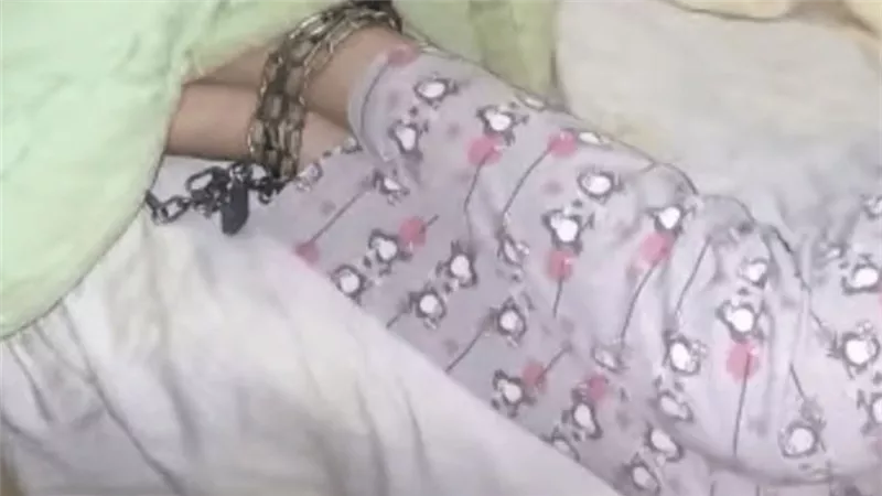 لن تصدق السبب..القصة الكاملة لفيديو الفتاة المقيدة بالسلاسل