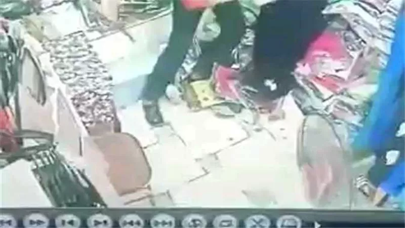 لن تصدق السبب.. لقطات صادمة للحظة قتل متهم لزوجته بـ27 طعنة في بني سويف| فيديو