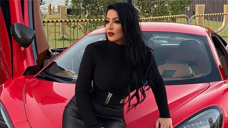 بالروب الأبيض على السرير..سمية الخشاب تثير الجدل بهذه الصور | شاهد