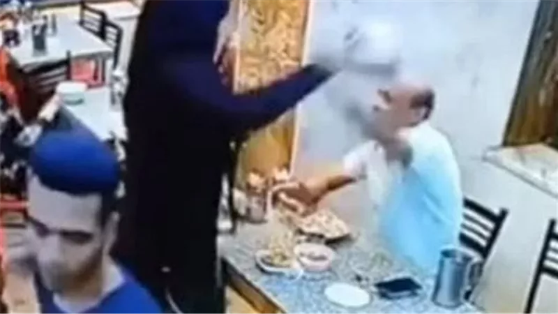 الجو ملبش اليومين دول..لقطات صادمة لزوجة تعتدي على زوجها بـ طبق كشري |فيديو
