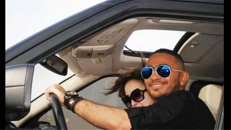 أسطول سيارات تامر حسني الفارهة.. نسخة فريدة من تويوتا لاندكروزر للبيع