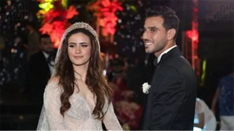 خلي ليلتك تعدي.. موقف غير متوقع من زوجة حمدي فتحي أثناء رقصها معه| شاهد 