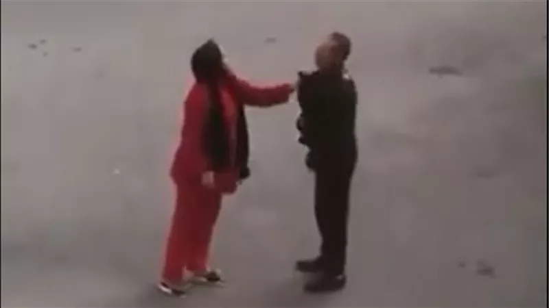 قالها عايز اتجوز عليكي.. حكاية فيديو متداول لسيدة تضرب زوجها في الشارع| شاهد 