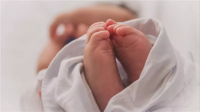 ظاهرة نادرة تحصل مرة كل 500 ألف حالة.. اكتشاف جنين داخل بطن رضيعة 