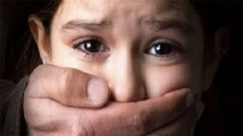 محصلش وأول مرة أشوفهم.. تفاصيل مثيرة في إتهام عامل محارة بالتحرش بطفلة داخل ميكروباص