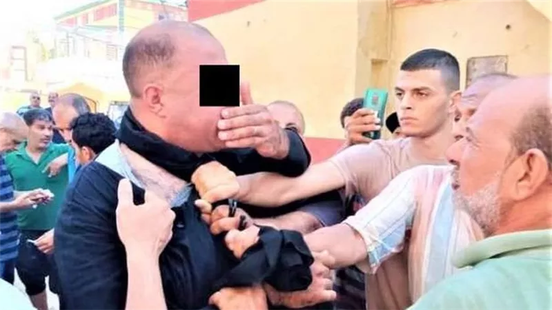 كشفه حديثه بالتليفون.. الأهالي يضبطون رجلًا يتخفى في زي النساء 