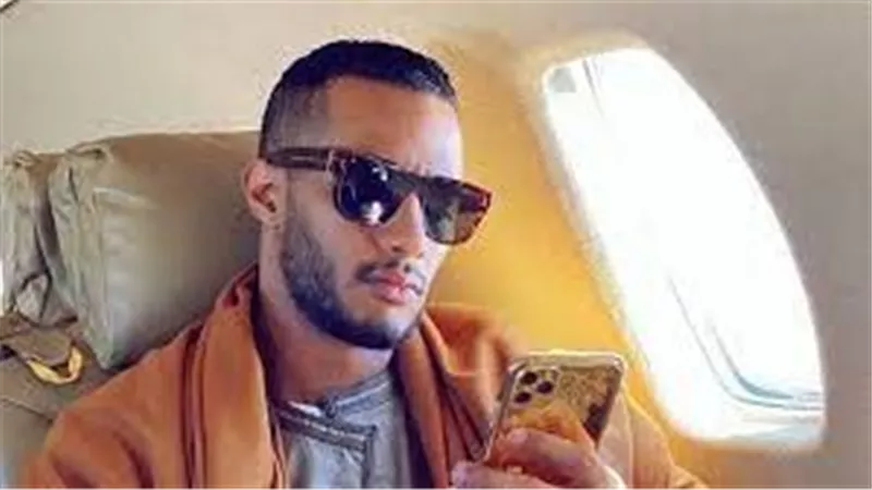 مبقتش أثق في أى جزمة.. محمد رمضان يصدم الجمهور ويخلع حذاءه خلال تكريمه
