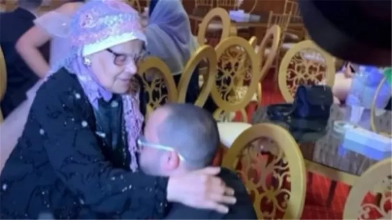  كل المعازيم عيطوا.. عريس يترك عروسته ويقبل قدم أمه في حفل زفافه