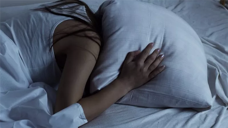 لن تتوقع ما فعله..ديليفري ذهب لتوصيل وجبة لزبون فوجد أمه بين أحضانه 