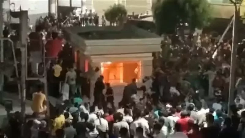 أطلق النار على شقيقين.. لحظة إشعال أهالي ضحية شبين القناطر النار في كشك أمين الشرطة |شاهد 