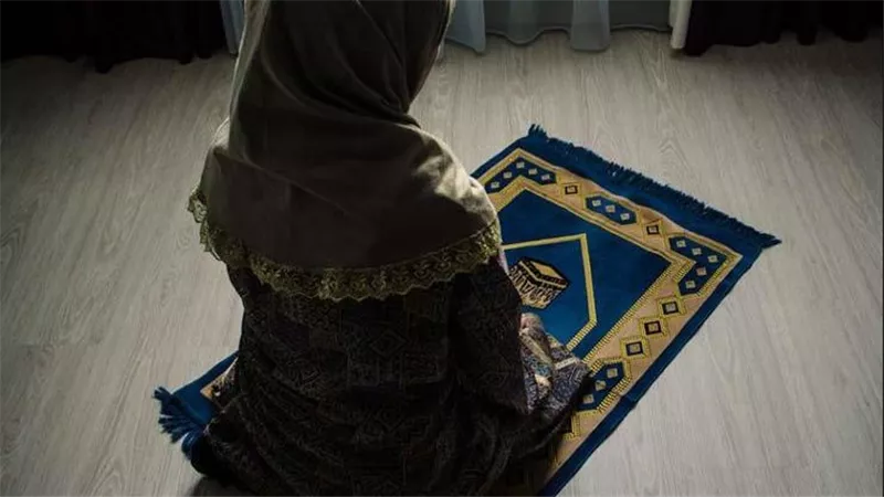 «الإفتاء» تحسم الجدل.. ما حكم صلاة المرأة بالبنطلون وعليه بلوزة طويلة؟