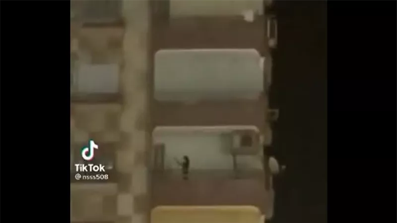 الجيران معزموهاش.. وصلة رقص مثيرة لفتاة خلال مرور زفة تحت منزلها تثير الجدل| شاهد 