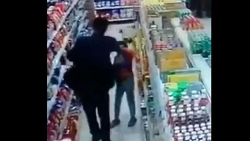 ضرب ابن السايس بالقلم.. مشهد صادم لاعتداء رجل على طفل في سوبر ماركت | شاهد 