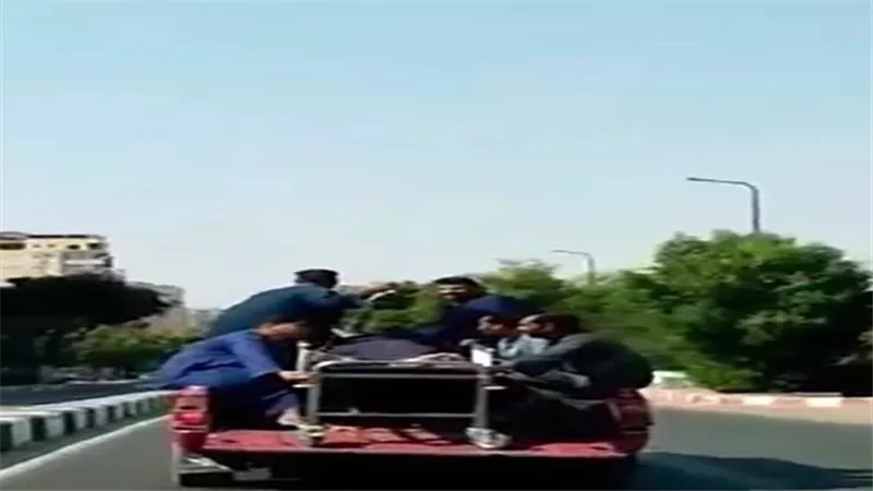 ساعتين بين الحياة والموت.. تفاصيل نقل مصاب بطلق ناري على ترولي بسيارة نقل | فيديو صادم