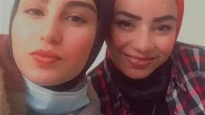 لبستها الشبكة بنفسها.. والد فتاة المول يكشف تفاصيل صادمة عن غدر صديقتها بها | شاهد