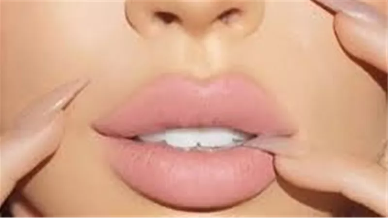 سهل وبسيط وفي البيت.. 16 طريقة طبيعية لتكبير الشفايف